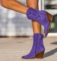 foto de Botas cowboy de mujer en color morado, caña baja, tacón cubano, cremallera y bordados. Textiles