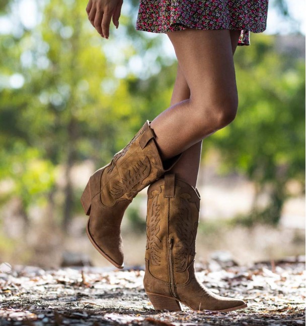 Frontal Botas femininas estilo cowboy de cano alto marrom com salto cubano e desenhos costurados e zíper interno e alças Frontal Botas femininas estilo cowboy de cano alto marrom com salto cubano e desenhos costurados e zíper interno e alças