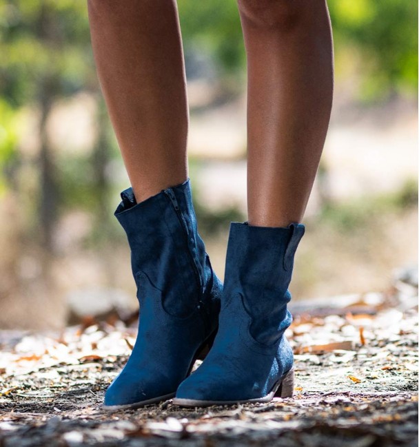 foto frontal botas cowboy femininas bege de cano médio confeccionadas em material têxtil. foto frontal botas cowboy femininas bege de cano médio confeccionadas em material têxtil.