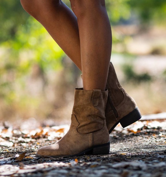 Botas de cowboy de mulher castanhas claras com fecho interior e cana média. Botas campestres veganas de mulher