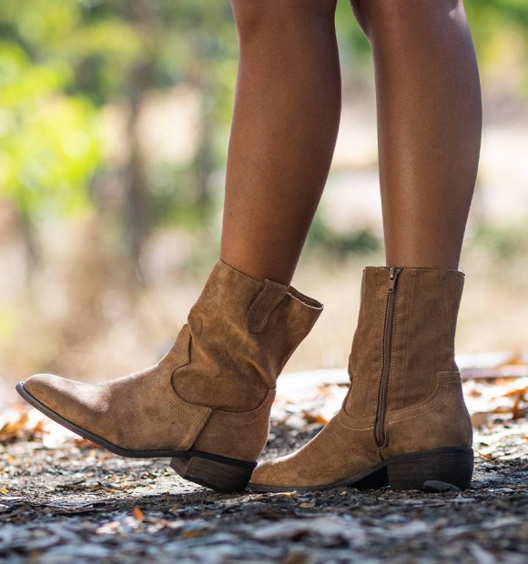 botas camperas de mujer en color marrón claro con cremallera interior y caña media. Botines camperos de mujer veganos 2