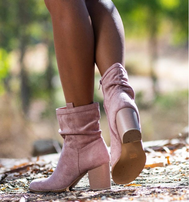 Foto traseira de botas baixas enrugadas em rosa com calcanhar. Botas de tornozelo em material têxtil. Foto traseira de botas baixas enrugadas em rosa com calcanhar. Botas de tornozelo em material têxtil.