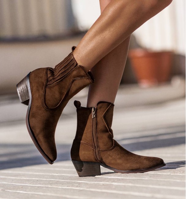 foto lateral de botines cowboy marrón oscuro de material textil para mujer, con cremallera. foto lateral de botines cowboy marrón oscuro de material textil para mujer, con cremallera.
