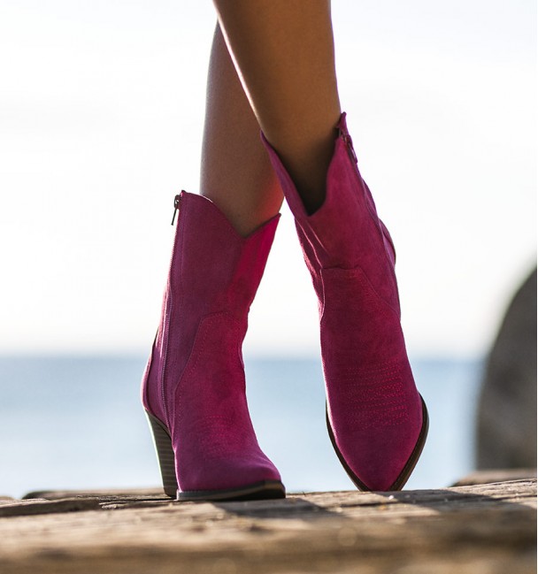 frontal botas de cowboy feminino na cor fúcsia, perna baixa, calcanhar cubano, fecho e bordado. Têxteis frontal botas de cowboy feminino na cor fúcsia, perna baixa, calcanhar cubano, fecho e bordado. Têxteis
