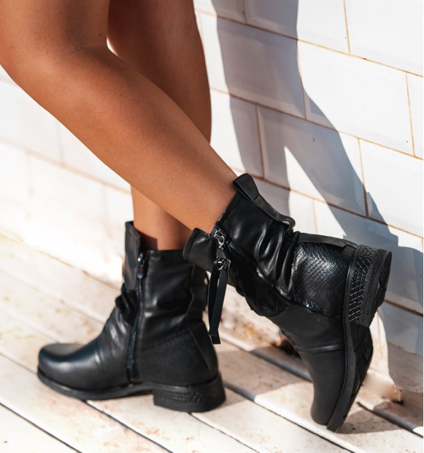 Botas militares de mulheres negras com fecho de correr sem atacadores, sobrepostas. Couro.