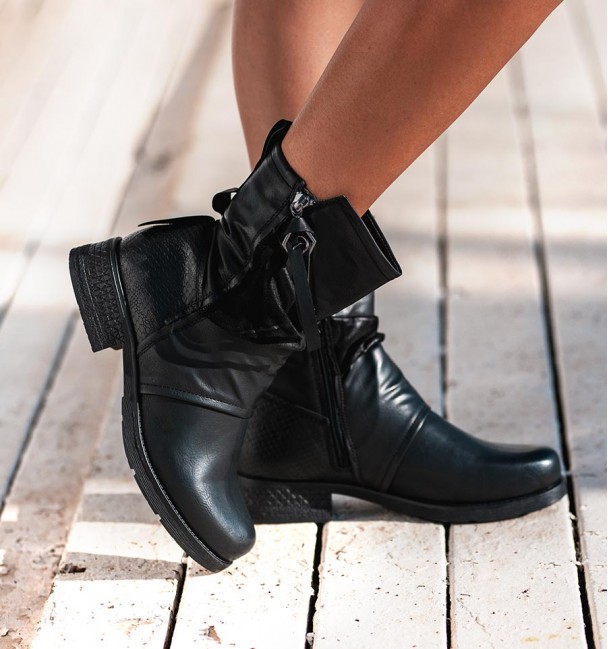 Botas militares de mulheres negras com fecho de correr sem atacadores, sobrepostas. Couro.