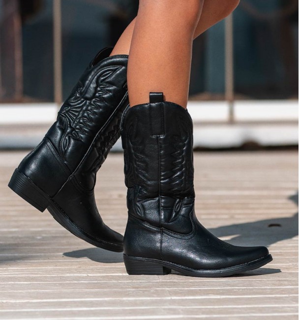 Botas de cowboy de meia-grande fêmea em preto, com relevos de cowboy. Calcanhar e sola de borracha. Material em pele Botas de cowboy de meia-grande fêmea em preto, com relevos de cowboy. Calcanhar e sola de borracha. Material em pele