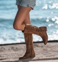 Botas cowboy femininas de cano alto. Tira na lateral e nas alças, lisa e com zíper.