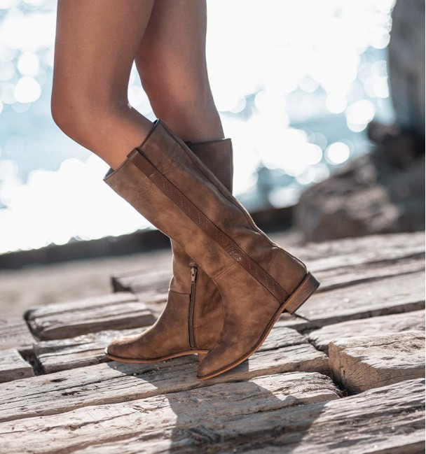 Botas cowboy femininas de cano alto. Tira na lateral e nas alças, lisa e com zíper.