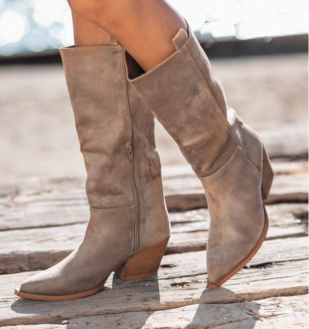 botas de cowboy femininas cor bege, perna alta e calcanhar em cubo. Material têxtil. botas de cowboy femininas cor bege, perna alta e calcanhar em cubo. Material têxtil.