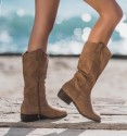 Botas campestres de mulher com salto baixo efeito madeira. Material têxtil de imitação de camurça em marrom .