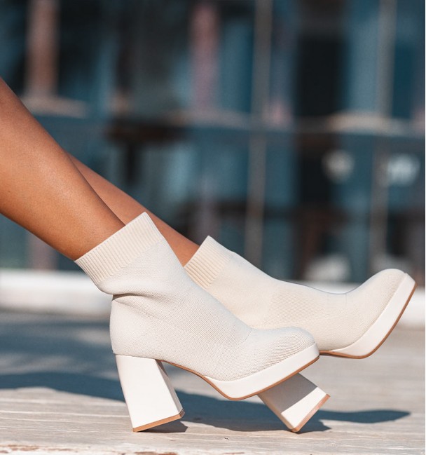 Botins bege Gemma de salto largo com... Botins bege Gemma de salto largo com...