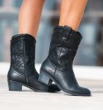 Botas de cowboy de meia-grande fêmea em pele preta com fecho interior e calcanhar baixo. Bordados e biqueira.