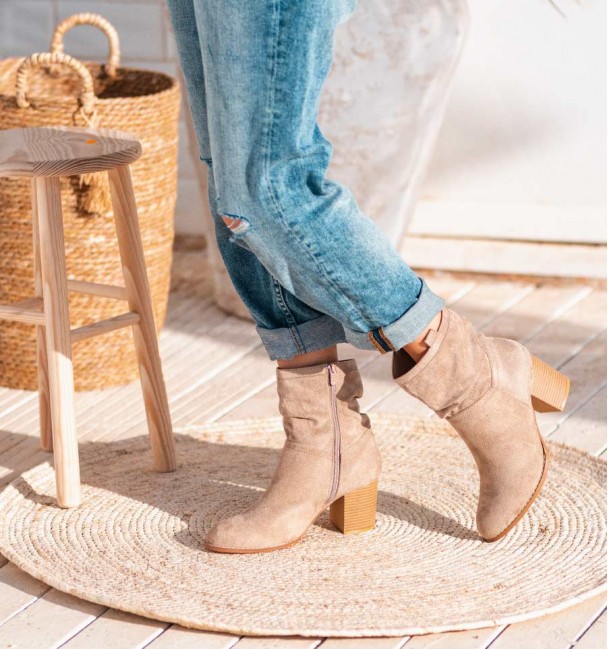 lateral de Botín campero color beige con tacón ancho y caña arrugada. Material textil .