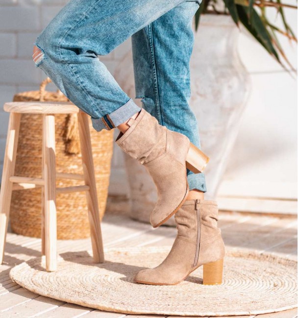 Botín campero color beige con tacón ancho y caña arrugada. Material textil .