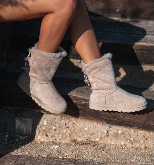 Botas australianas beges com laços