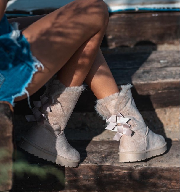 Botas australianas beges com laços