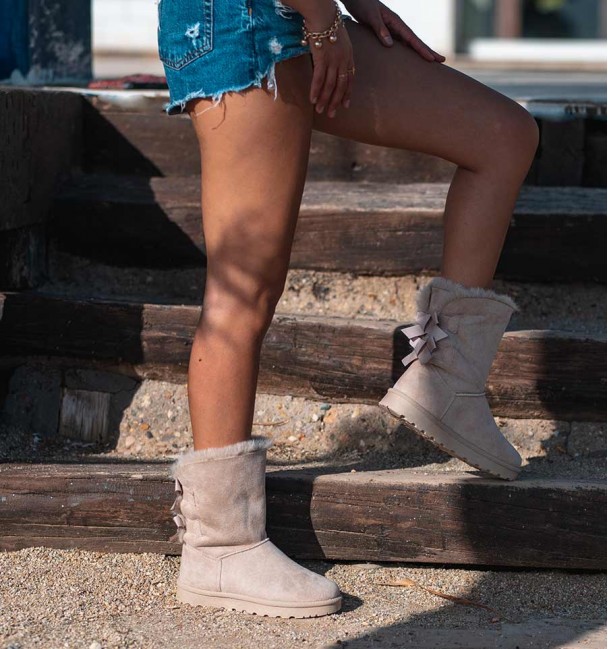 Botas australianas veganas, con pelo interior en color beige con lazos en la parte posterior.