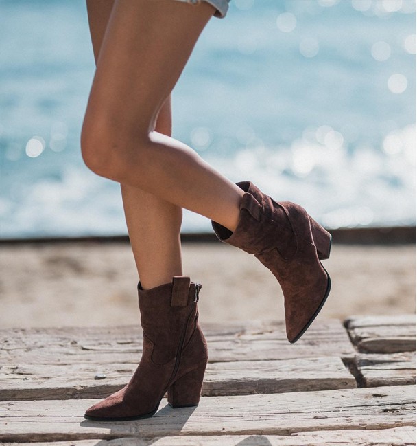 Botas  cowboy em tecido acamurçado castanho com calcanhar forrado de tecido. Zip e puxadores Botas  cowboy em tecido acamurçado castanho com calcanhar forrado de tecido. Zip e puxadores