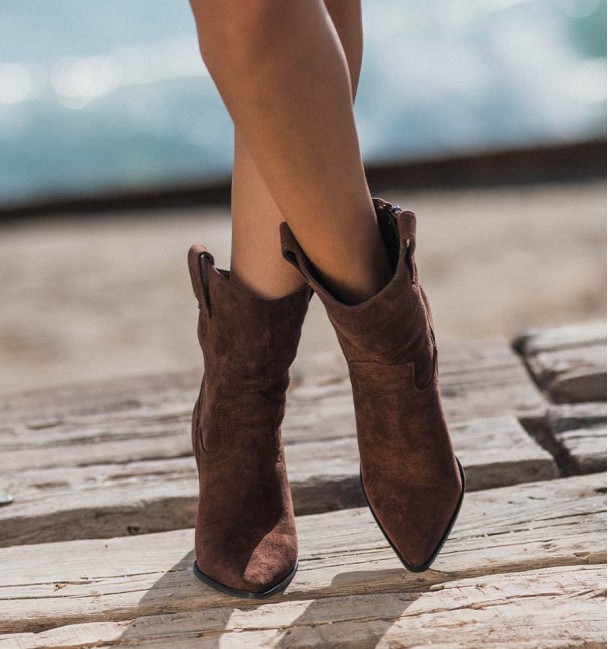 Botas de tornozelo de cowboy em tecido acamurçado castanho com calcanhar forrado de tecido.