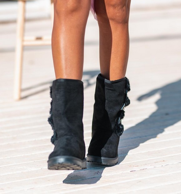 foto de botas australianas de material textil, sin origen animal. Color negro con hebillas y pelo por dentro. Suela goma negra 2
