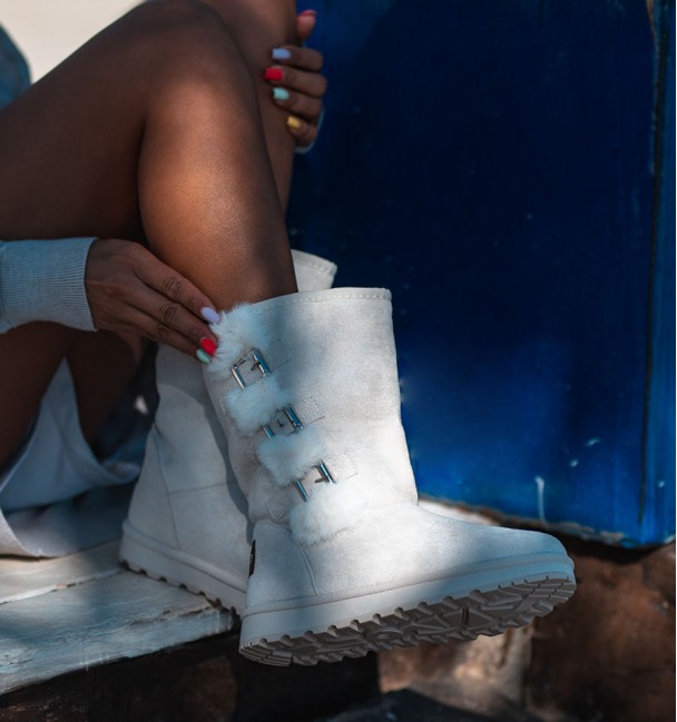 Botas australianas bege com fecho de fivela