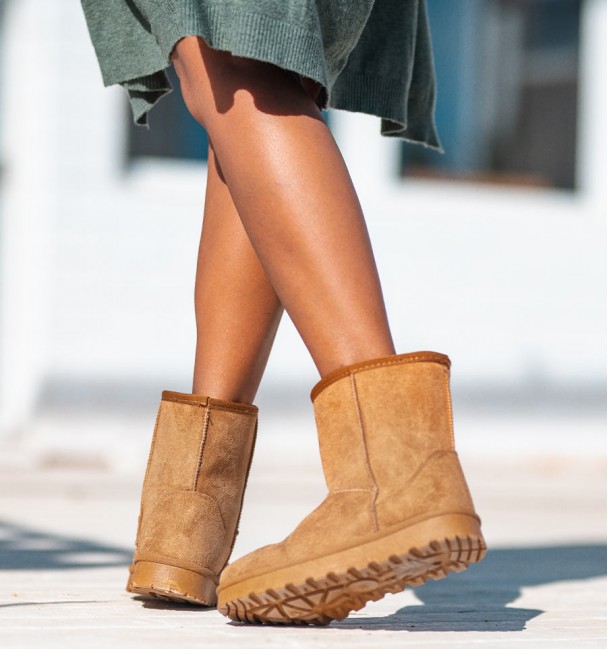 foto trasera de botas australianas vegan em castanho claro com costura exterior e pelo interior.