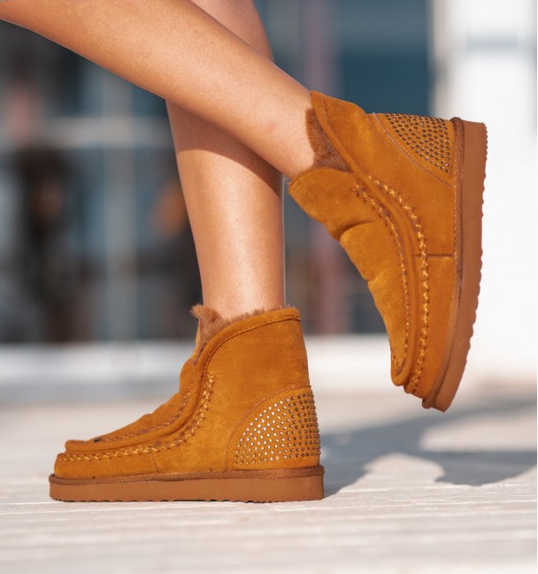 foto lateral de botas australianas con bordados y pelo interior, talón con cristales de strass