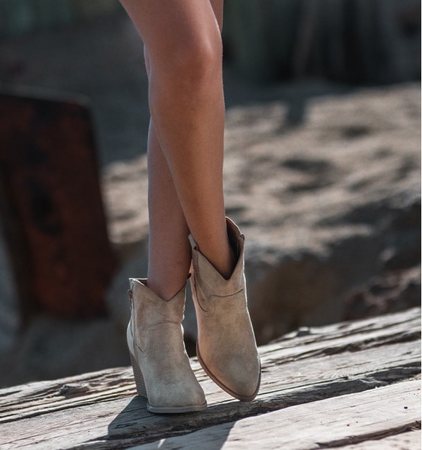 botines camperos color beige con tacón cubano y cremallera. Material textil y goma, sin origen animal