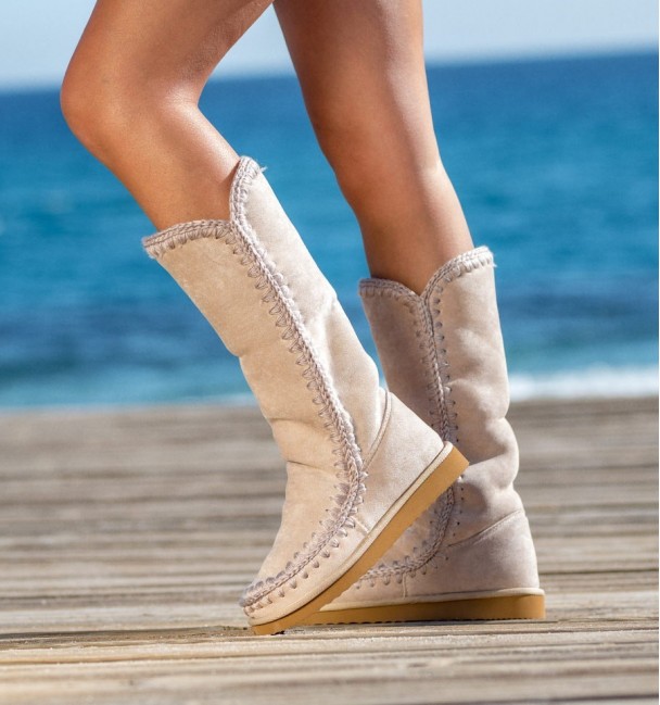 Botas australianas altas beige com pespontos