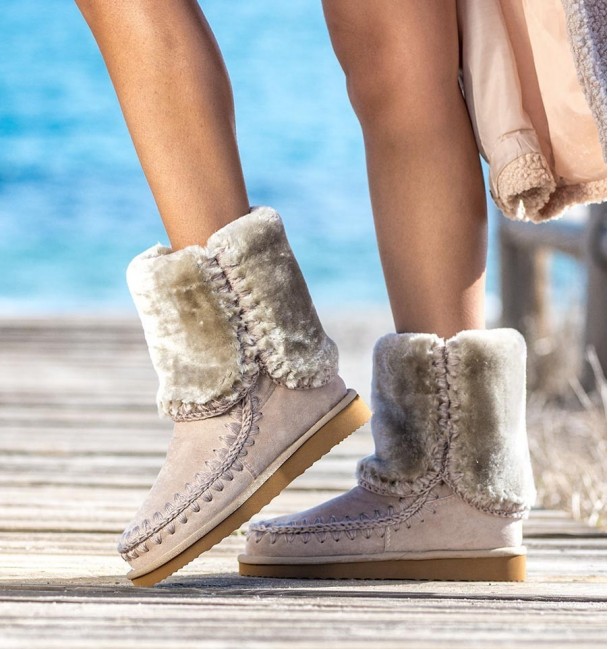 Botas australianas altas beige com pespontos
