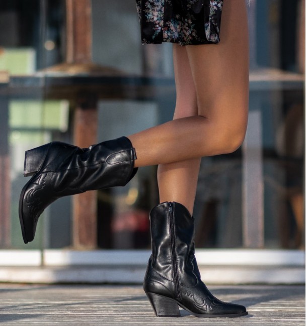 Botas de cowboy em couro preto vegan de meia-leca. Cima e calcanhar com padrão de cowboy. Botas de cowboy em couro preto vegan de meia-leca. Cima e calcanhar com padrão de cowboy.
