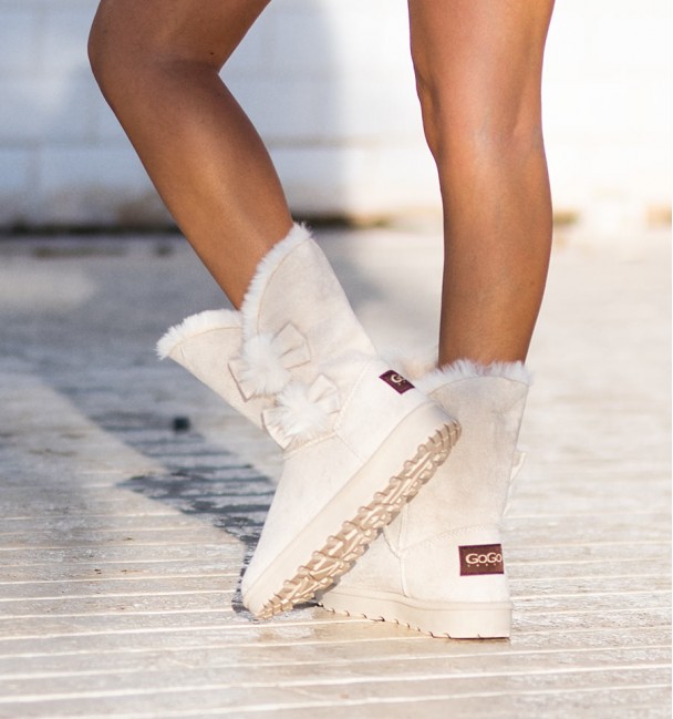 Beige australian boots without animal origin, fur inside and rubber sole. Side laces.