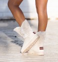 botas australianas  beige sin origen animal, pelo por dentro y suela de goma. Lazos laterales.