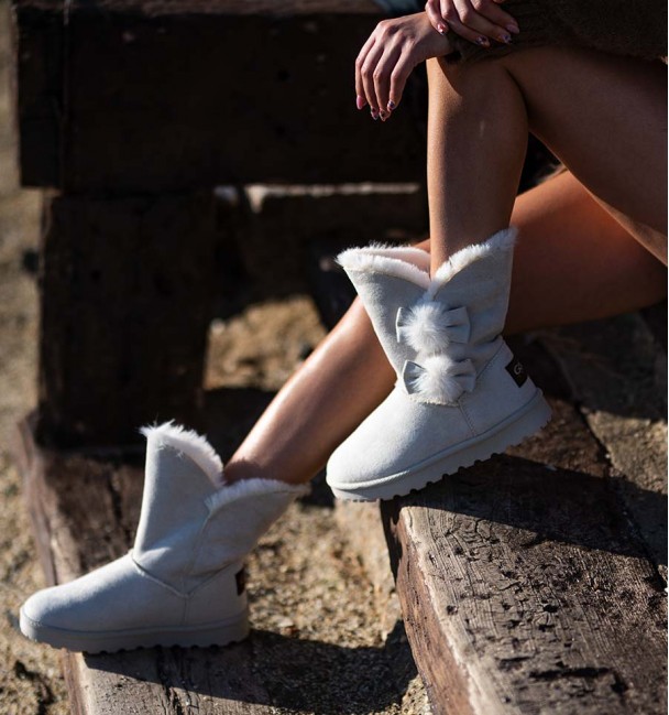 foto lateral de botas australianas color beige veganas, pelo por dentro y suela de goma. Lazos laterales. foto lateral de botas australianas color beige veganas, pelo por dentro y suela de goma. Lazos laterales.