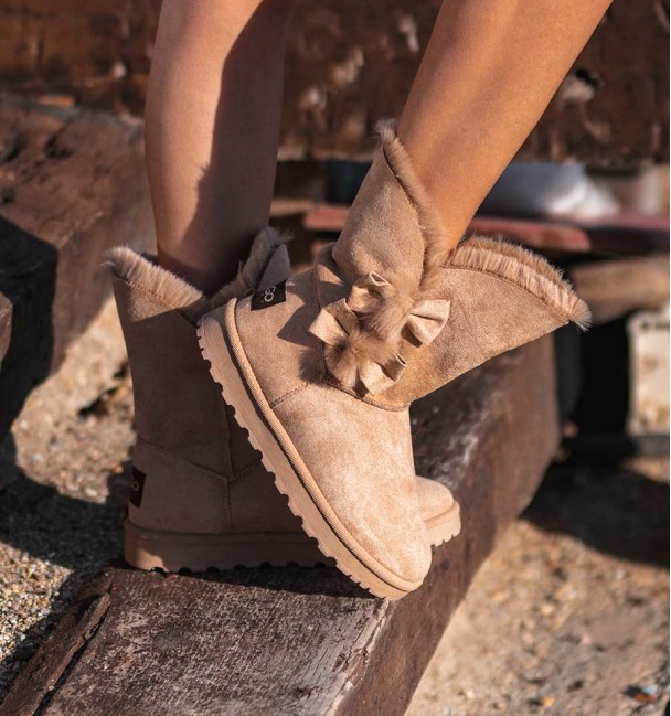 Botas australianas de cor camelo sem origem animal, pêlo no interior e sola de borracha. Cordões laterais.