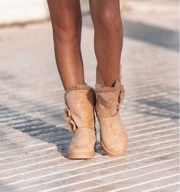 foto frontal de botas australianas color camel sin origen animal, pelo por dentro y suela de goma. Lazos laterales.