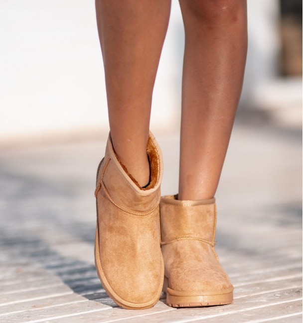 Botas australianas em cor camelo com eixo baixo. Material têxtil com pêlo interior. Botas australianas em cor camelo com eixo baixo. Material têxtil com pêlo interior.