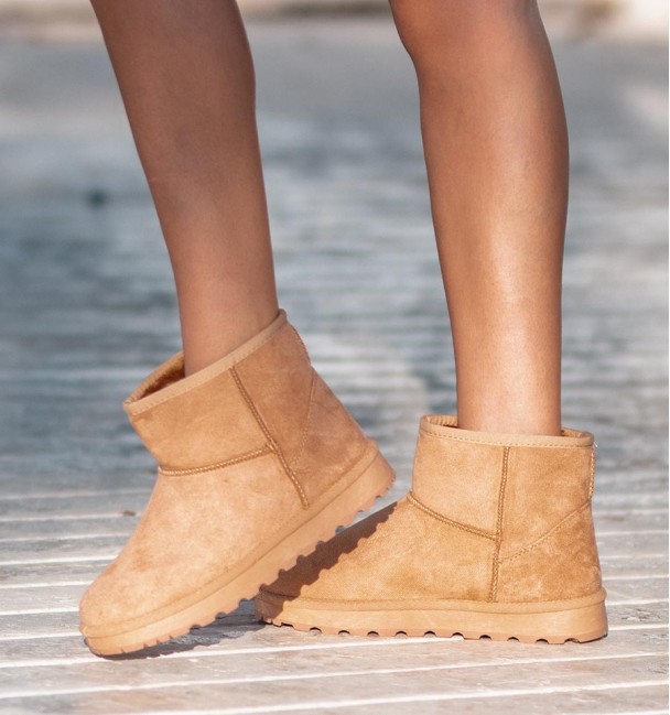 Botas australianas em cor camelo com eixo baixo. Material têxtil com pêlo interior.