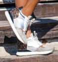 zapatillas deportivas con suela con ligera cuña. Materiales combinados con estampado leopardo, plata y textil.
