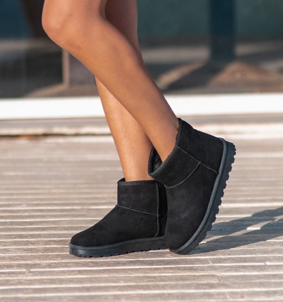 botas australianas de caña baja color negro. Material textil con pelo interior.