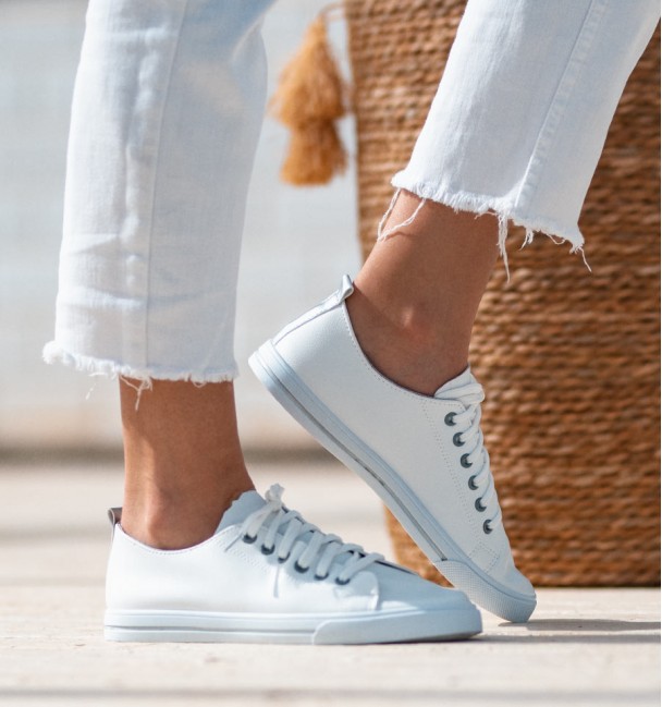 Bambas blancas sencillas super flexible en cuerina e interior de algodón y suela transpirable.