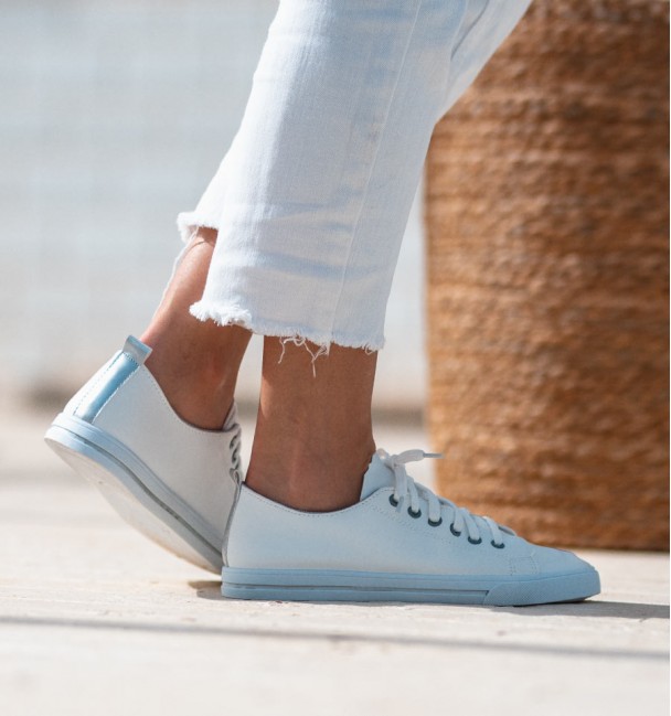 Bambas blancas sencillas super flexible en cuerina e interior de algodón y suela transpirable.