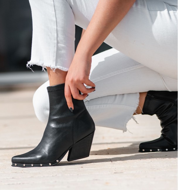Botas cowboy de mulher cor preto com tachas en la sola