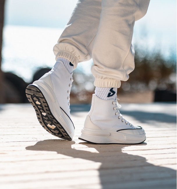 Ténis de lona branco com plataforma Ténis de lona branco com plataforma