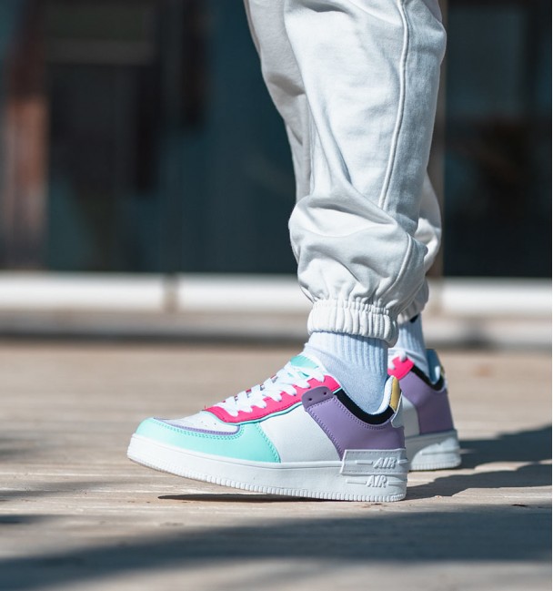 zapatillas deportivas suela ancha de goma y hechas en cuerina de colores