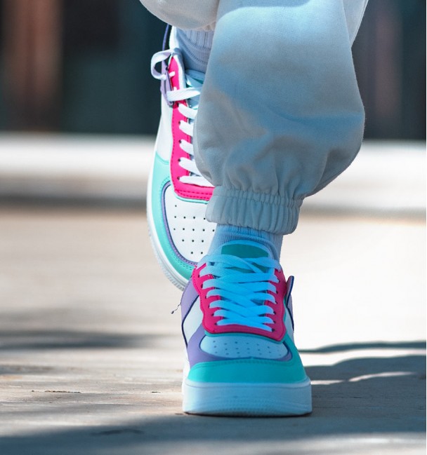 zapatillas deportivas suela ancha de goma y hechas en cuerina de colores