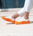 lateral bambas de lona blanca con suela gruesa y puntera en color naranja, cierre de cordones