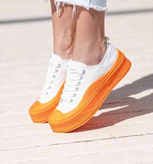 frontal de bambas de lona blanca con suela gruesa y puntera en color naranja, cierre con cordones 2