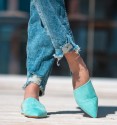 zapatos mules mujer planos, material textil color turquesa.